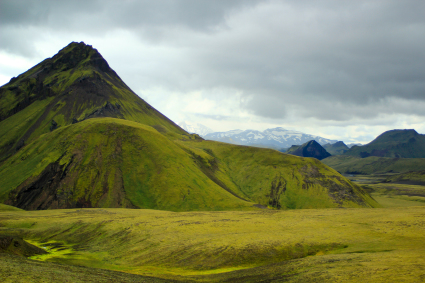 Weite, ruhige Berglandschaft als Sinnbild für Stille und Weite.